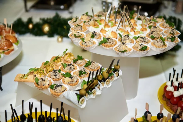 Table Buffet Avec Snacks Canapés Hors Œuvre Fête Noël Luxe — Photo