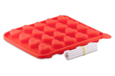 Kalp şeklinde kırmızı silikon, beyaz arka planda izole edilmiş. Lolipop silikon kalıbı, fırın kalıbı.