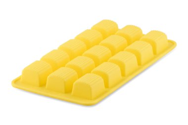 Beyaz arka planda izole edilmiş sarı silikon form. Şeker kabı, silikon kalıbı, kek kalıbı..