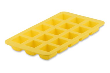 Beyaz arka planda izole edilmiş sarı silikon form. Şeker kabı, silikon kalıbı, kek kalıbı..