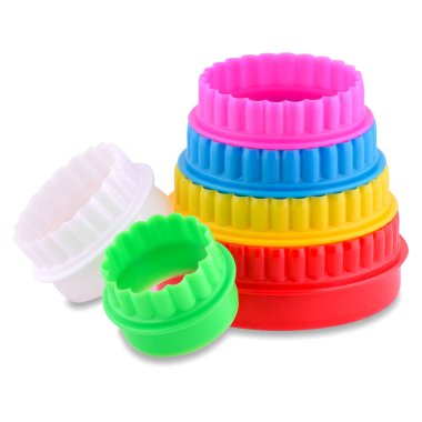 Beyaz arkaplanda izole edilmiş renkli kurabiye kesiciler, kopyalama alanı. Plastik küf