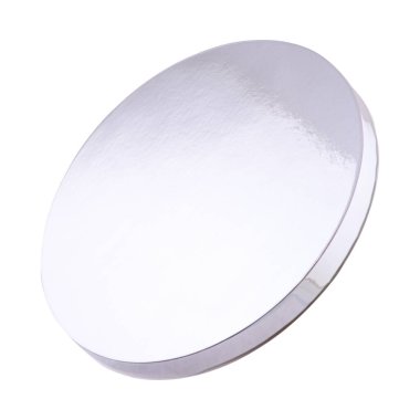 Beyaz arka planda izole edilmiş gümüş bardak altlıkları, kopyalama alanı. Kesme yolu