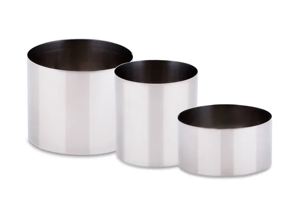 一组三块圆形蛋糕 在白色背景上隔离 复制空间 咖啡杯 金属模子 烘焙器皿 — 图库照片
