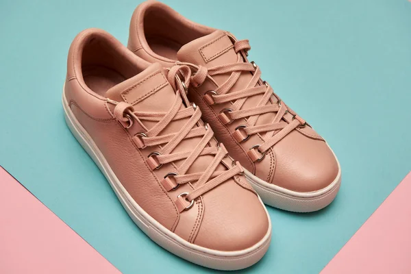 Sapatos Femininos Rosa Elegantes Fundo Pastel Espaço Cópia Novos Tênis — Fotografia de Stock