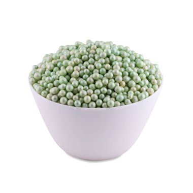 Beyaz kasede yeşil şeker sürükleyici, beyaz arkaplanda izole edilmiş, kopyalama alanı.