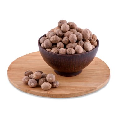 Tahtadaki kahverengi kâse içindeki hindistan cevizi baharatı beyaz arkaplanda izole edilmiş, boşluğu kopyala.