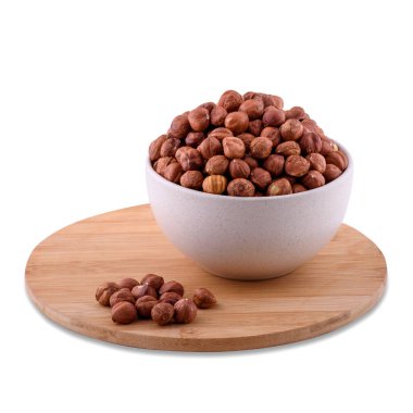 Kabuğu soyulmuş fındıklar beyaz arka planda izole edilmiş tahtanın üzerinde, boşluğu kopyala.