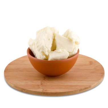 Tahtadaki kahverengi kasedeki palmiye yağı beyaz arkaplanda izole edilmiş, kopyalama alanı.