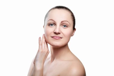 Çıplak makyajlı ve eli çenesinde güzel gülümseyen kadın portresi beyaz arka planda izole edilmiş, kopyalama alanı. Temiz ciltli bir kız, güzellik modeli..