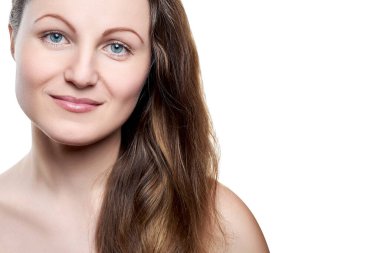 Çıplak makyajlı güzel bir kadının portresi. Beyaz arka planda izole edilmiş, kopyalama alanı. Temiz ciltli bir kız, güzellik modeli..