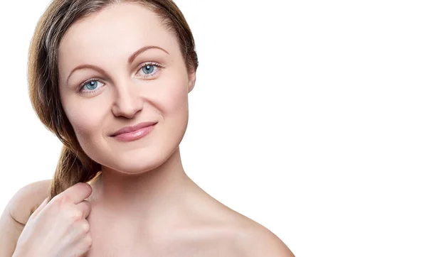 Retrato Mulher Muito Sorridente Com Maquiagem Nua Segurando Cabelo Mão — Fotografia de Stock