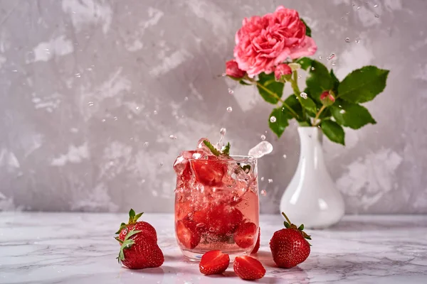 Frische Erdbeer Limonade Funkelnden Gläsern Und Rose Der Vase Auf — Stockfoto