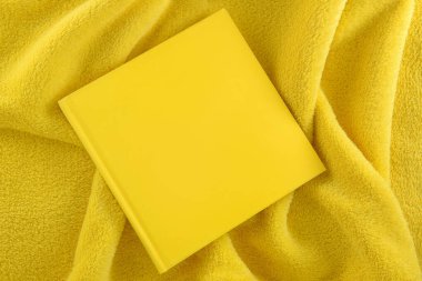 Yün halı desenli sarı defter, kopyalama alanı. Aydınlatıcı. 2021 yılının rengi. Üst manzara, düz uzanma