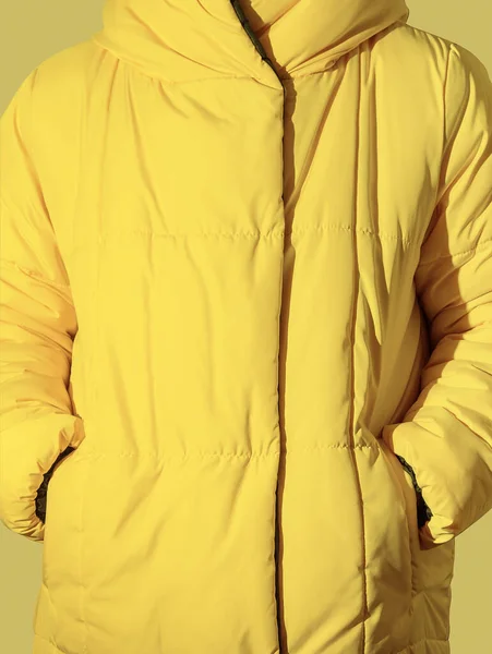 Veste Duvet Jaune Femelle Espace Copie Illuminant Couleur Année 2021 — Photo