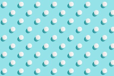 Açık mavi arka planda tıbbi haplar ve tabletlerle moda, kopyalama alanı. Yaratıcı tıp konsepti. Asgari düzeyde. Üst manzara, düz uzanma