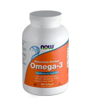 KHARKIV, UKRAINE - 18 Aralık 2020: Beyaz zemin üzerinde izole edilmiş bir şişe Omega-3 Doğal Balık Yağı. Şimdi Yiyecekler 