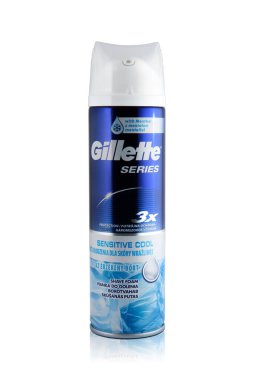 KHARKIV, UKRAINE - 18 Aralık 2020: Gillette serisi beyaz arka planda izole edilmiş mentollü tıraş köpüğü.