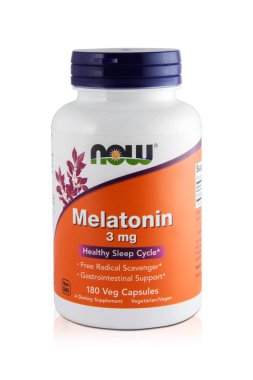 KHARKIV, UKRAINE - 18 Aralık 2020: Beyaz arka planda izole edilmiş bir şişe Melatonin. Şimdi Yiyecekler 