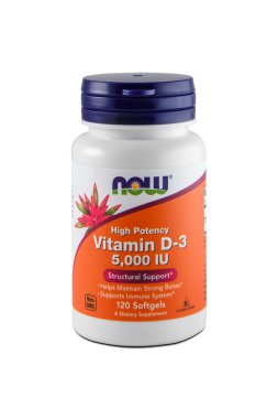 KHARKIV, UKRAINE - 18 Aralık 2020: Beyaz zemin üzerinde izole edilmiş bir şişe D3 vitamini. Şimdi Yiyecekler 