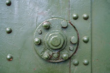 Cıvata ve perçinli soyut yeşil metal arka plan, kopyalama alanı. Eski boyanmış çelik dokular, askeri uçakların detayları. Ordu, savaş konsepti. Üst manzara, düz uzanma