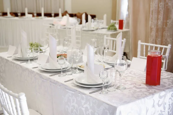 Ajuste Mesa Con Gafas Vino Espumosas Plato Con Servilleta Blanca — Foto de Stock