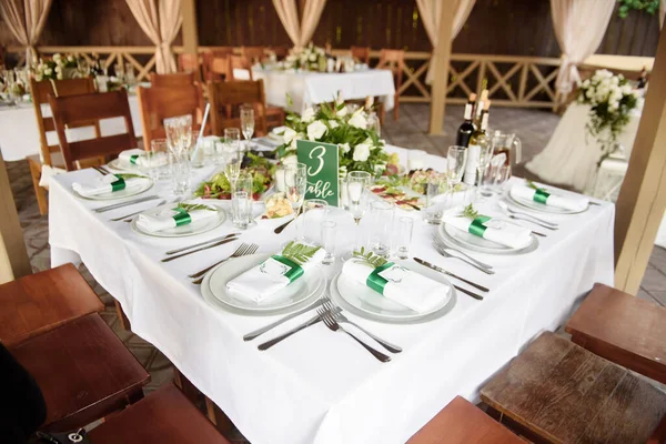 Tischdekoration Mit Sektgläsern Teller Mit Weißer Serviette Und Besteck Auf — Stockfoto