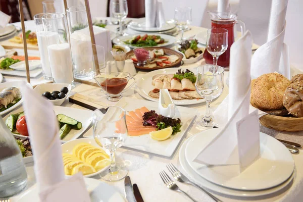 Tafelopstelling Met Sprankelende Wijnglazen Bord Met Wit Servet Bestek Tafel — Stockfoto