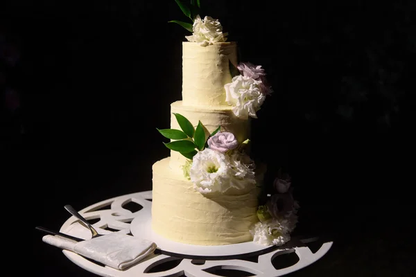 Elegancki Trzypoziomowy Tort Weselny Lub Urodzinowy Ozdobiony Świeżymi Kwiatami Stole — Zdjęcie stockowe