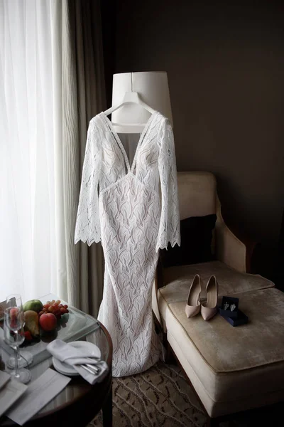 Vacker Beige Bröllopsklänning Hängande Hängare Mot Fönster Hotellrum Kopiera Utrymme — Stockfoto
