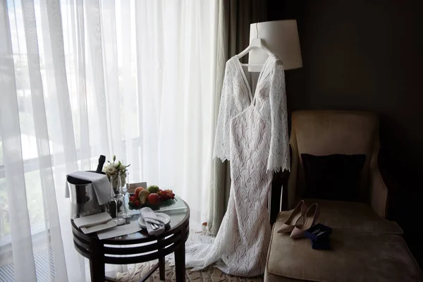 Vacker Beige Bröllopsklänning Hängande Hängare Mot Fönster Hotellrum Kopiera Utrymme — Stockfoto