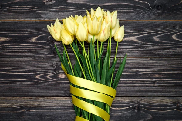 Μπουκέτο Κίτρινα Λουλούδια Τουλίπας Σκούρο Φόντο Ξύλο Αντίγραφο Χώρου Μίνιμαλ — Φωτογραφία Αρχείου