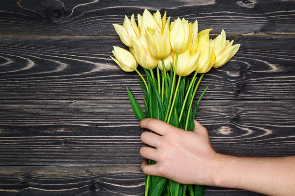 Homem Segurando Mão Buquê Flores Tulipa Amarela Fundo Madeira Escura — Fotografia de Stock