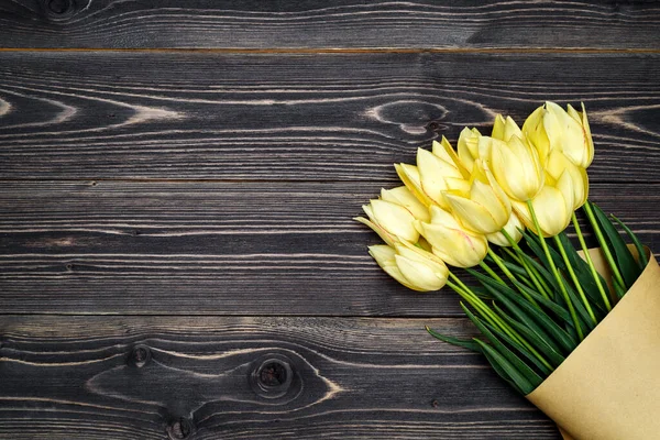 Bouquet Fleurs Tulipes Jaunes Sur Fond Bois Foncé Espace Copie — Photo