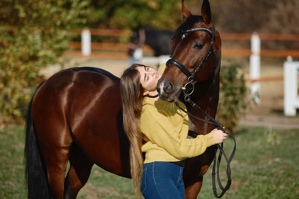 Jeune Agricultrice Prenant Soin Cheval Sur Ranch Jour Été Photocopier — Photo