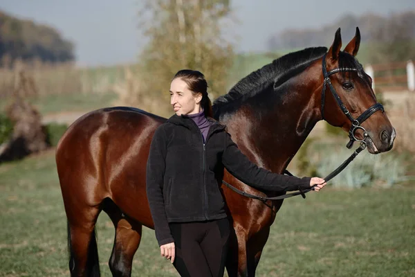 Jonge Vrouwelijke Boer Zorgt Voor Paard Ranch Zomerdag Kopieer Ruimte — Stockfoto