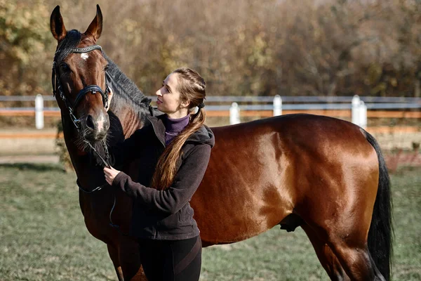 Jonge Vrouwelijke Boer Zorgt Voor Paard Ranch Zomerdag Kopieer Ruimte — Stockfoto