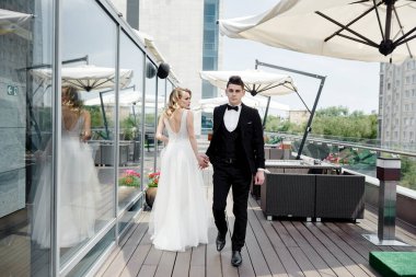 Düğün gününde mutlu gelin ve damat. Aşık düğün çifti, yeni evliler, fotokopi alanı 