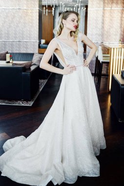 Lüks makyaj ve içeride saç stili olan gelinlik giymiş güzel bir gelinin portresi. Düğün konsepti