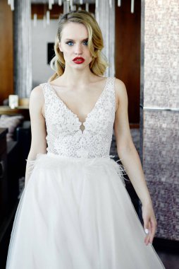 Lüks makyaj ve içeride saç stili olan gelinlik giymiş güzel bir gelinin portresi. Düğün konsepti