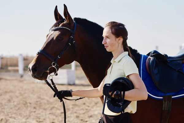 Jovem Agricultora Cuidando Cavalo Rancho Dia Verão Espaço Cópia Menina — Fotografia de Stock