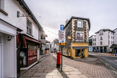Windermere 'de Bowness, Cumbria, İngiltere - 01 Şubat 2021: Windermere' deki Bowness turizm kasabasındaki dükkanlar sokağı