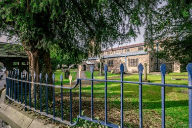 Windermere 'de Bowness, Cumbria, İngiltere - 01 Şubat 2021: Windermere' deki St. Martins Kilisesi
