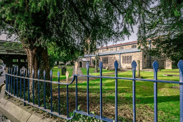 Bowness on Windermere, Cumbria, Royaume-Uni - 01 février 2021 : Église St Martins dans la ville touristique Bowness on Windermere pendant le confinement covid — Photo