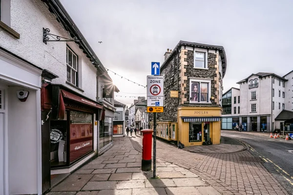 Windermere, Cumbria, UK - 2021年2月1日:観光客の街のお店の通りWindermireのBowness in Winderjust間にcovid lockdown ストックフォト