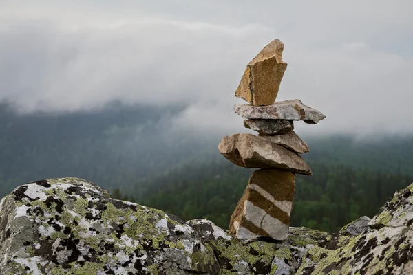 Kasa tasapainoisia kiviä — kuvapankkivalokuva