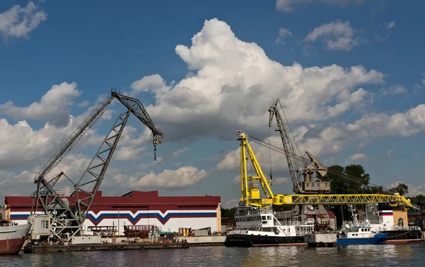 Grúas de puerto en San Petersburgo — Foto de Stock