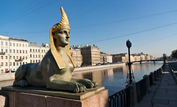 Escultura de la esfinge en el puente egipcio en San Petersburgo Fotos de stock