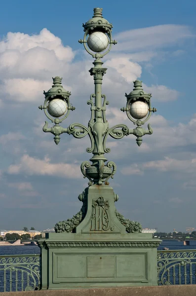 サンクトペテルブルクでの三位一体の橋のランプ — ストック写真