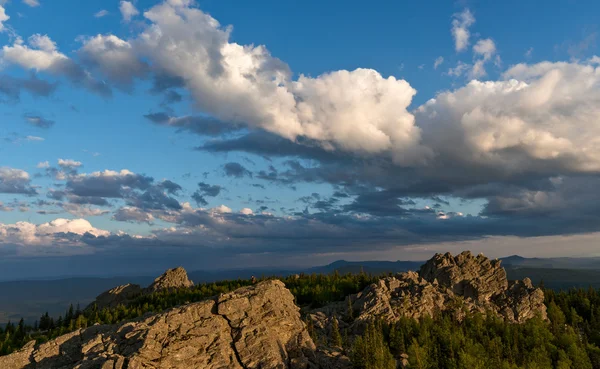 Cloudscape over rotsen — Stockfoto