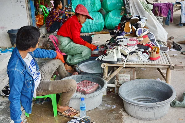 Importierte Schuhe zum Verkauf in Thailand — Stockfoto